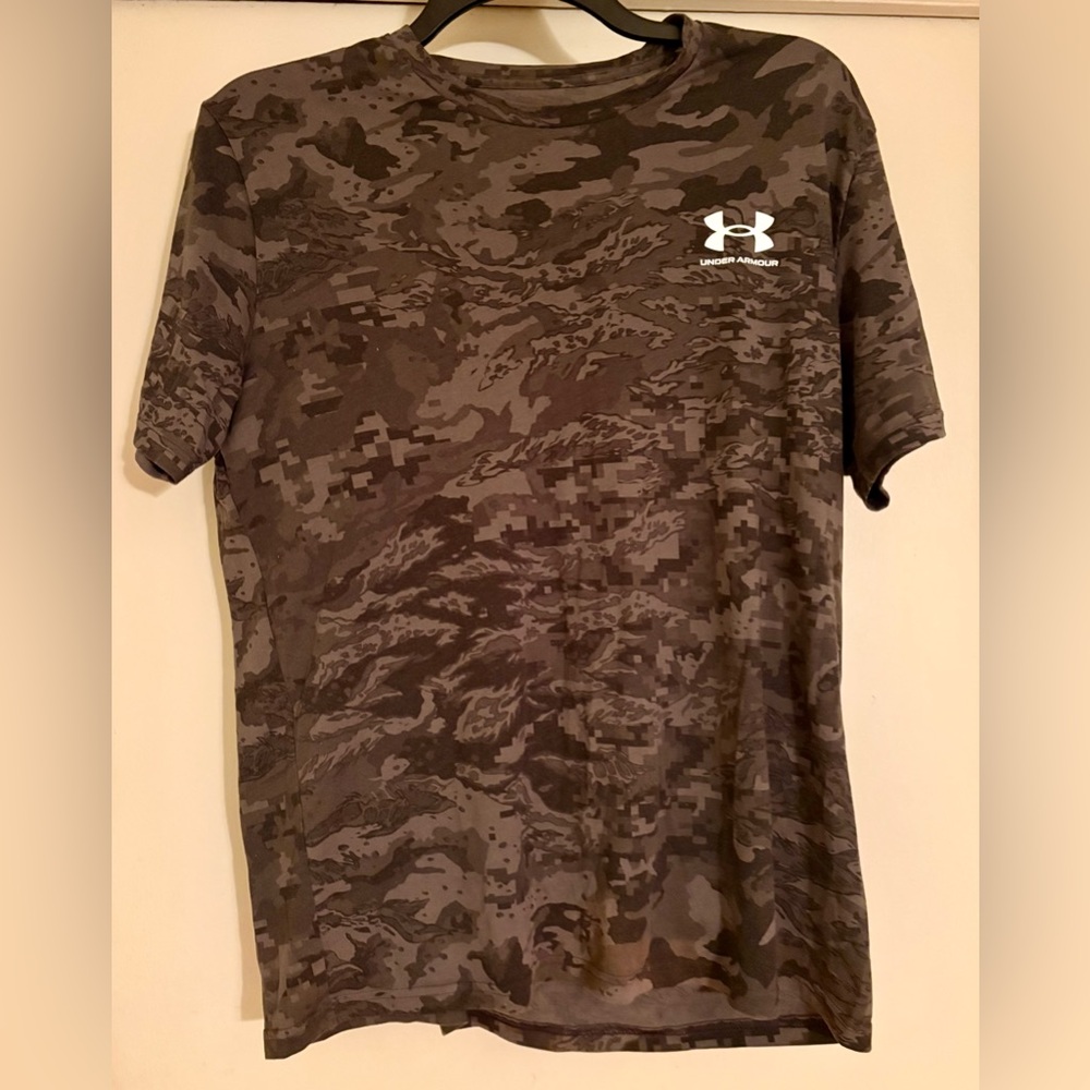 EUC men’s Under Armour Dark Camo Tee